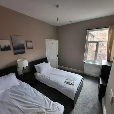 4 Bedroom House, 8 Min To City! Manchester Exterior photo