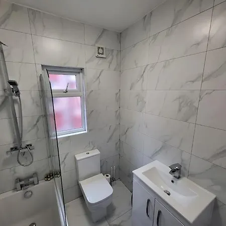 4 Bedroom House, 8 Min To City! Manchester Exterior photo